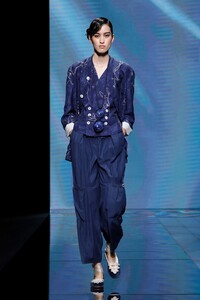 00055-giorgio-armani-RTW-spring-21.thumb.jpg.1dd4e212305d4fa298a19bb5fcb633b3.jpg