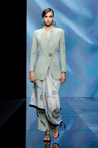 00070-giorgio-armani-RTW-spring-21.thumb.jpg.fef6a0a1cb4c2699c8961716e81d561c.jpg