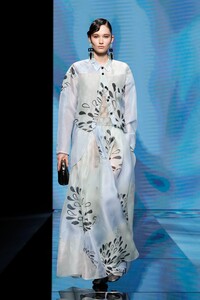 00072-giorgio-armani-RTW-spring-21.thumb.jpg.2862f21ebf2ed4596592cc8bd933b8a2.jpg