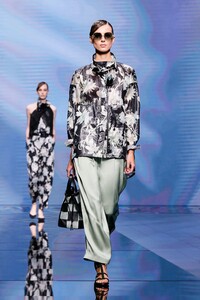 00075-giorgio-armani-RTW-spring-21.thumb.jpg.d73d603e7c95a6ad3a1bad8e3dfc6c6c.jpg