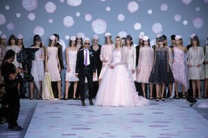 046-chanel-spring-2002-couture-details-karl-lagerfeld-CN10010976.thumb.jpg.86e61de2f240b3197d58512a3dc999af.jpg