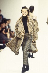 1003907687_Fendi1993WomenRTW55.thumb.jpg.d65fc5ee457addbf3866174c45c0359e.jpg