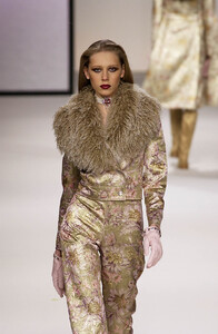 1007269097_Valentino2000WomenRTW52.thumb.jpg.64fe0f9d94974a3b47765942b5560845.jpg