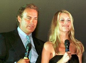 Claudia Schiffer y Bertín Osborne en s'Era de Pula, 1998.jpg