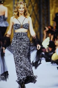 1019454986_ChanelCoutureFall1993(7).thumb.jpg.308ab1609b35a77fe70f094915e29799.jpg