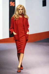 1020074102_KarlLagerfeld1995WomenRTW57.thumb.jpg.2d4eb9ebc74f9dcbceec0a3c7379a85a.jpg