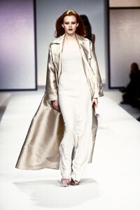 1041581532_Valentino2000WomenRTW149.thumb.jpg.479e303be45a1a3c0519f5956e245607.jpg