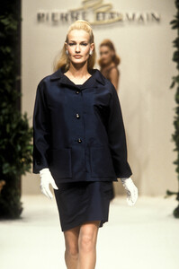 1043698150_PierreBalmain1996HauteCouture16.thumb.jpg.088974ba4cc6c19741ea0c3f9f036be9.jpg