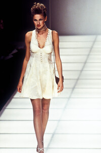 1044224342_GiorgioArmani1995WomenRTW132.thumb.jpg.da94ee6e3c544932e6c6dadc6923ac62.jpg