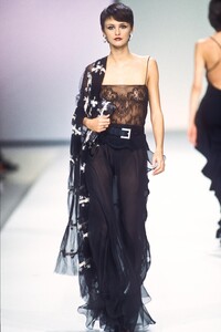 107429301_Valentino2000WomenRTW190.thumb.jpg.d9c21e1c1a3f60065e620b7ca12f3601.jpg