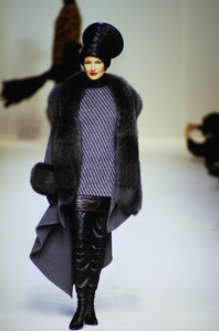 1075012690_JeanLouisScherrerCoutureFall1994(3).thumb.jpg.cbfe4f38076590ce4c8589c7f7abdad8.jpg