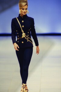 1082935346_versace-ss-1992(3).thumb.jpg.c8210c5b08389ee96174e1161496bc21.jpg