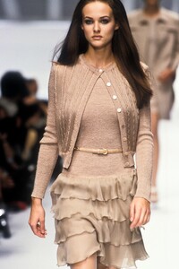 1090899917_Valentino1996WomenRTW114.thumb.jpg.dea6c785a9d68515e7f02f577e2f5869.jpg