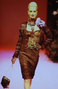 1095235402_ChristianLacroixCoutureFall1995(6).thumb.jpg.0c6e96e42284f1774da486c77eb376ee.jpg