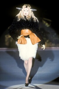 1096077057_VivienneWestwood1995WomenRTW162.thumb.jpg.99387970fa4c3b59ea50a0d01d5f4cf6.jpg