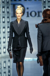 1106281604_ChristianDior1996HauteCouture104.thumb.jpg.d03858bc3693f81f6c1ce710d35ea655.jpg