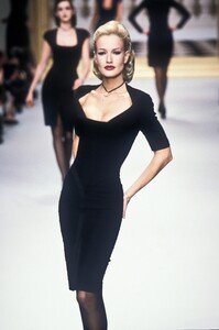 1112261996_HerveLeger1995WomenRTW100.thumb.jpg.27c888fcc32e4e7a1d53bb69e5dfa8c5.jpg