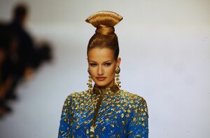 1132111474_JeanLouisScherrerCoutureSpring1994(12).thumb.jpg.825b7697343456b8d7a8f98fa304ea11.jpg