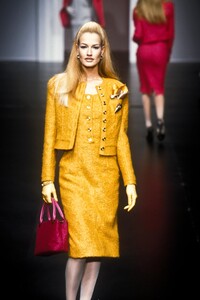 1132458112_Valentino1995WomenRTW15.thumb.jpg.d55703c8291c383e222a6e68f6dff0cc.jpg