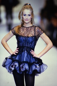 113870255_blumarine-fw-1994(14).thumb.jpg.a77bcc6956a88433c07320484d1fa540.jpg