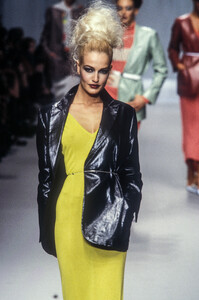 1142248841_KarlLagerfeld1996WomenRTW12.thumb.jpg.9e89eb2b35064808d45a238fb8e475ed.jpg