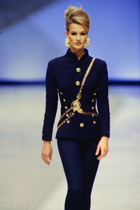 1143591910_versace-ss-1992(1).thumb.jpg.0ba1385f290ea52a5ad5721fd8ea42bc.jpg