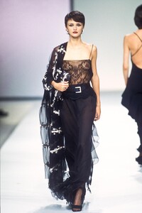 1161436669_Valentino2000WomenRTW189.thumb.jpg.d5ae6006fe99f05454c10c49ec2f91fc.jpg