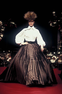 1165449889_ChristianDior1994HauteCouture148.thumb.jpg.09796716cce6429b3396cc31ee48e985.jpg