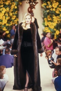 1172079754_YvesSaintLaurent1994HauteCouture178.thumb.jpg.02c2dcf61fa53404e1d842cc67ca97fc.jpg