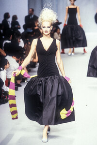 1205464449_KarlLagerfeld1996WomenRTW15.thumb.jpg.1be05ff48fb4ae9ac5e3efd91b5fc990.jpg