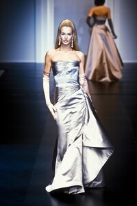 1219171863_Valentino1995WomenRTW185.thumb.jpg.28238e153525a1a2ec6ff4452eb3109c.jpg