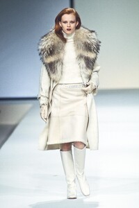 1235188966_Valentino2000WomenRTW106.thumb.jpg.1957227b3c7b12cd2fbb91863d7c0fb7.jpg