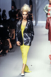 1243319246_KarlLagerfeld1996WomenRTW11.thumb.jpg.74da45978ab87441cab053ffa56fc47d.jpg