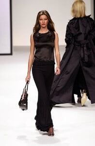 1253349301_Valentino2000WomenRTW38.thumb.jpg.2e5bceba33381820ad60e5f3488cda29.jpg