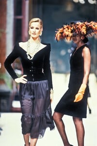 125380980_Givenchy1992HauteCouture56.thumb.jpg.6a6c0c695376a9c278bc68999d1d84e4.jpg