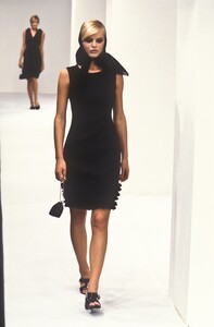 125692502_DolceGabbana1996WomenRTW73.thumb.jpg.5109cb0dcbfada505c38beff66a7d32b.jpg