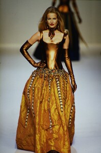 1289248645_JeanLouisScherrerCoutureFall1994(18).thumb.jpg.0543603911a8b3ef1f5fc4648fc28c70.jpg