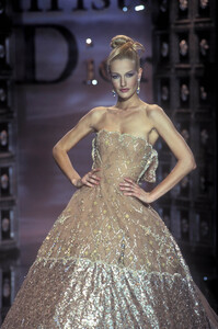 1303308763_ChristianDior1996HauteCouture184.thumb.jpg.163d4559c0deeb689ca0ca046f579fd0.jpg