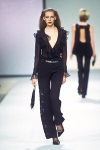 1307877779_Valentino2000WomenRTW230.thumb.jpg.b2451252c494f065058e031ac09d803c.jpg