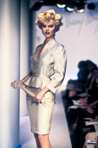 132717344_ThierryMugler1996WomenRTW54.thumb.jpg.6733a7b23d6bc6e04f76c3382b97a055.jpg