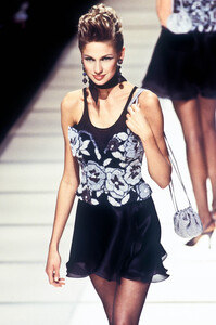 1356792400_GiorgioArmani1995WomenRTW171.thumb.jpg.1d611c59bf9992ee9926ce2f4ab0bcdb.jpg