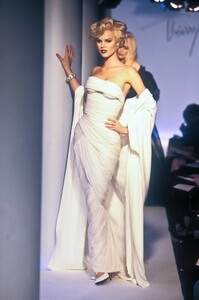 1361733511_ThierryMugler1996WomenRTW102.thumb.jpg.7e9c146c791f96b068fef146d0aacd11.jpg