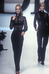 1372575433_ChristianDior1996WomenRTW139.thumb.jpg.48038f830b1c6ff48738f0adcc16ba22.jpg