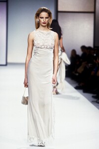 1383026550_Valentino2000WomenRTW182.thumb.jpg.3d2b07d25a6ed9f9a411001604be508e.jpg