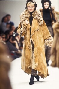 1398012803_Fendi1993WomenRTW14.thumb.jpg.a4261a3951d41ed74fab80c8e60aa9cd.jpg