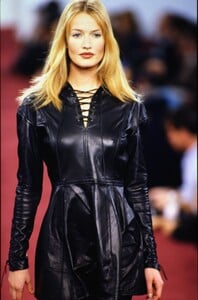 1415923692_ralph-lauren-fw-1994(6).thumb.jpg.7e72dad177287a987d8d4291a1f6feeb.jpg