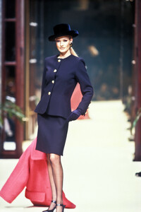 1418073451_Givenchy1992HauteCouture39.thumb.jpg.35e81b1f11a86743bd73e86fd965ae70.jpg