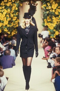 1433159085_YvesSaintLaurent1994HauteCouture81.thumb.jpg.912ffacaaa7929c46cb333bbc6eba97d.jpg