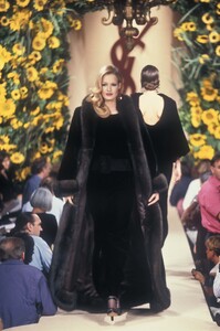 1459390946_YvesSaintLaurent1994HauteCouture177.thumb.jpg.c6c8148fd33678ae1ce087c1e02b29ca.jpg