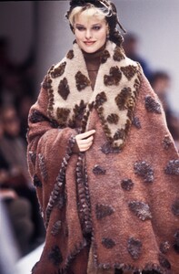 1493957183_Fendi1993WomenRTW109.thumb.jpg.9701f15fcf878a44d77aa7b3803ccc64.jpg